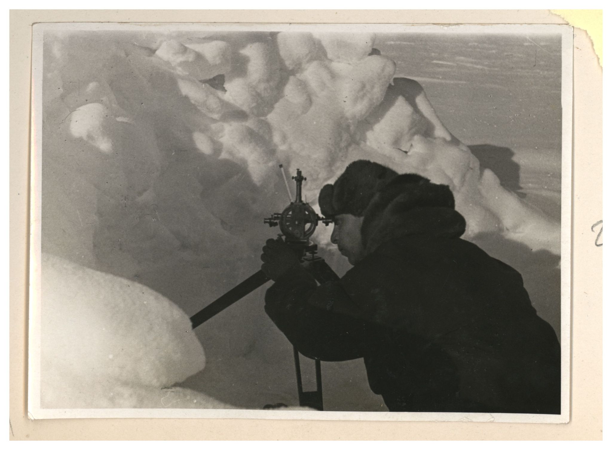 North pole 1. Северный полюс 1 Папанин. Экспедиция Папанина на Северный полюс 1937. Папанин Экспедиция на Северный полюс.